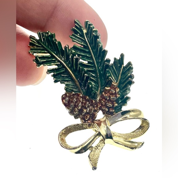 Vintage Signed Gerry's Gold Tone Enamel Pine Bough Pinecones Holiday Brooch Pin - Picture 3 of 7